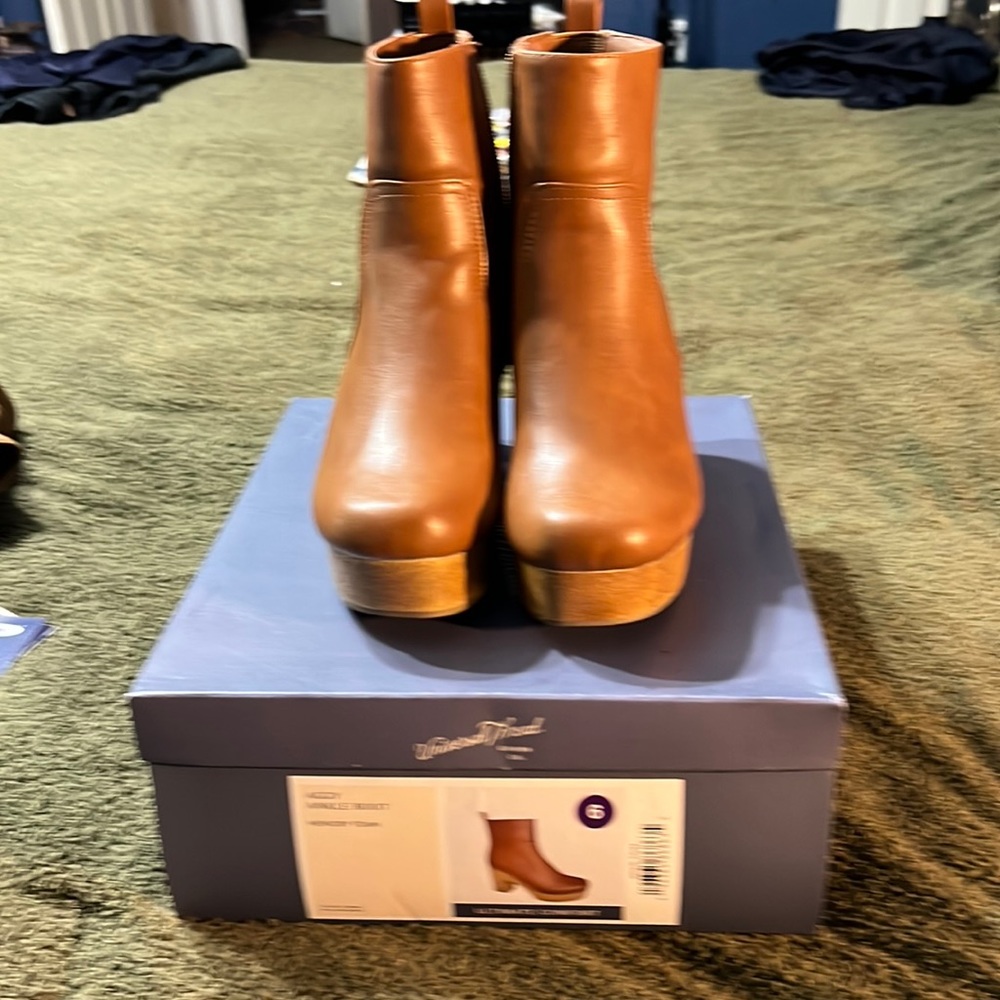 Brown Universal Thread Clog Platform boots.